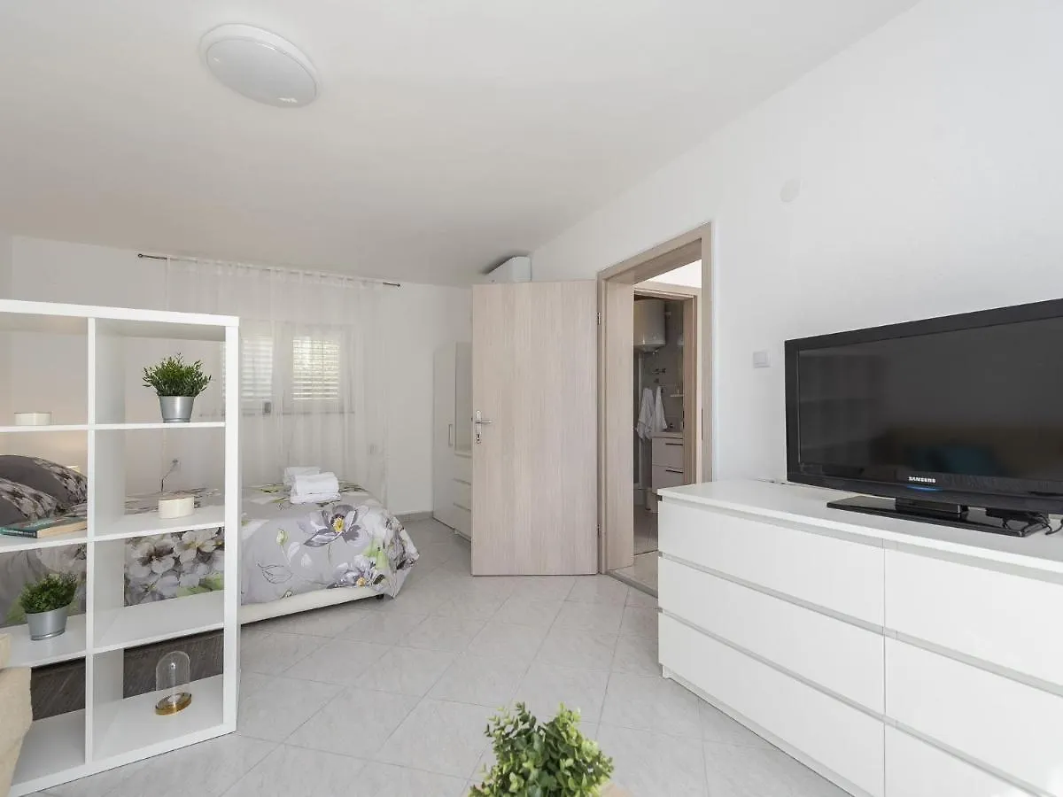 Modern Villa In Maslenica With Swimming Pool Kroatien