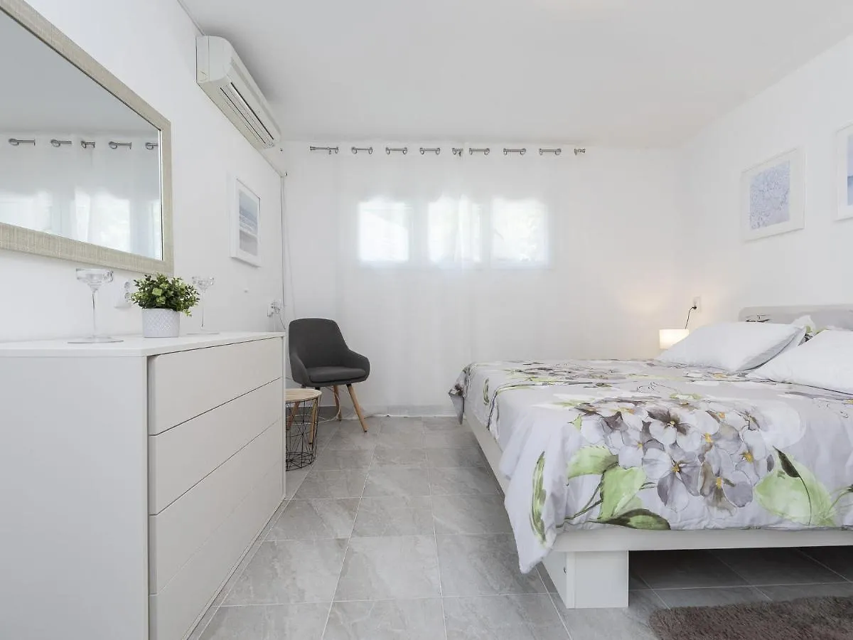 Modern Villa In Maslenica With Swimming Pool Kroatien